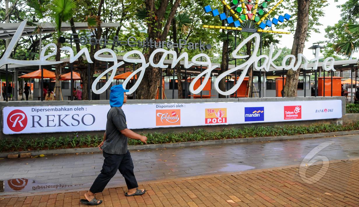 Kios 'Lenggang Jakarta' kini mulai ramai didatangi pengunjung di kawasan Monas, Jakarta, Jumat (17/4/2015). Seorang warga tampak melintas  di depan Kios 'Lenggang Jakarta'. (Liputan6.com/Faizal Fanani)