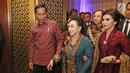 Presiden Joko Widodo saat menghadiri perayaan ultah pendiri PT Mustika Ratu Tbk, Mooryati Soedibyo di Jakarta, Jumat (5/1). Mooryati Soedibyo menggelar syukuran atas panjang yuswo atau panjang umur ke 90.  (Liputan6.com/Herman Zakharia)
