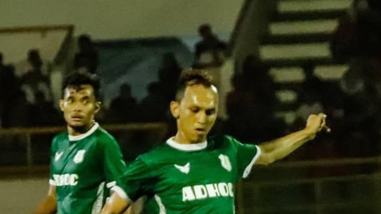 Jersey dengan warna dasar hijau itu terdapat tulisan "ADHOC" di bagian dadanya.