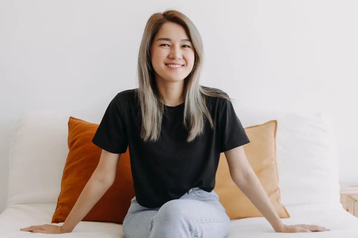wanita september baju hitam