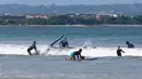 Untuk para pemula atau wisatawan yang ingin belajar bermain surfing, kini warga lokal juga menyediakan jasa penyewaan papan selancar sekaligus pendamping. (Bola.com/M iqbal Ichsan)