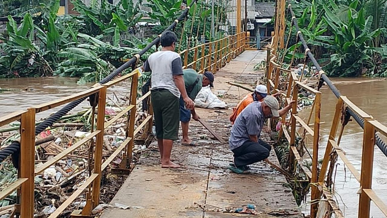 Potret Jembatan Kuning Tanjung Barat usai Diterjang Banjir, 1 Kabel Sling Putus & Pegangan Bengkok