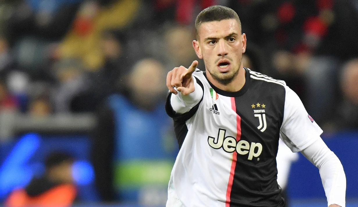 4. Merih Demiral (Juventus) - Bek milik Bianconeri ini merupakan salah satu pemain bertahan tangguh di Serie A. Permainan disiplin dan tak kenal kompromi membuat para penyerang lawan kesulitan menembusnya. (AP/Martin Meissner)