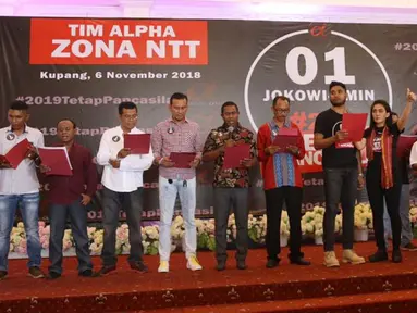 Ketua Tim Alpha Relawan Capres dan Cawapres Jokowi-Amin, Rieke Diah Pitaloka saat membacakan deklarasi bersama Tim Alpha zona Nusa Tenggara Timur di Kupang, NTT Selasa (6/11). (Liputan6.com/HO/Tim Alpha)