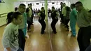 Sekelompok penari yang mengidap 'down syndrome' berlatih untuk tampil disebuah acara di Monterrey, Meksiko, pada 9 April 2016. Meskipun terlahir dengan keterbatasan mereka tetap bersemangat berlatih menari untuk mendapatkan uang. (REUTERS/Daniel Becerril)