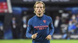Pemain Sevilla, Ivan Rakitic, melakukan latihan jelang laga Piala Super Eropa di Puskas Arena, Hungaria, Kamis (24/9/2020). Sevilla akan berhadapan dengan Bayern Munchen. (Attila Kisbenedek/Pool via AP)