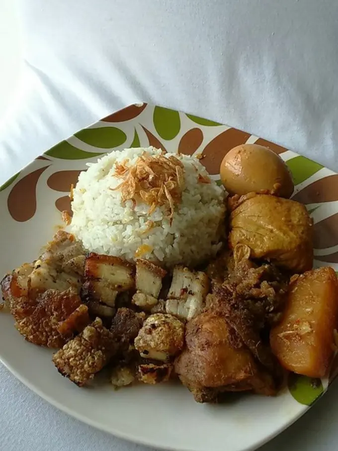 10 Potret Nasi Uduk Babi yang Menggemparkan Media Sosial