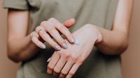 Ilustrasi tangan, jari, kulit. (Photo by Karolina Grabowska: https://www.pexels.com/photo/crop-woman-applying-cream-on-hands-4210660/)