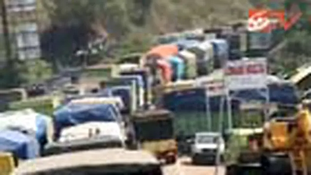 Antrean Truk Mengular di Pelabuhan Merak
