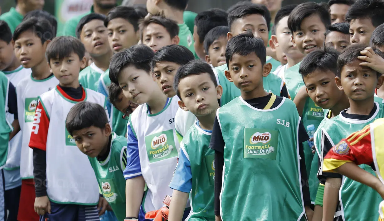 Sejumlah anak mengikuti pelatihan sepak bola bertajuk MILO Football Clinic Day di Lapangan Simprug, Jakarta, Sabtu (16/12/2017). Sebanyak 500 anak mendapatkan pelatihan dasar teknik sepak bola dari pelatih berpengalaman. (Bola.com/M Iqbal Ichsan)