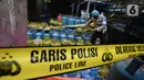 Polisi saat mengamankan barang bukti gas subsidi di Meruya Utara, Jakarta Barat, Selasa (6/4/2021). Mabes Polisi mengamankan tempat pengoplosan gas subsidi LPG 3 kg menjadi gas 12 kg.  (merdeka.com/Imam Buhori)