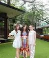 Rebecca Klopper dan Elina Joerg tampil kompak dalam balutan busana serba putih, memancarkan kesan elegan sekaligus effortless di tengah nuansa perayaan yang santai. [@elinaaaaajoerg].