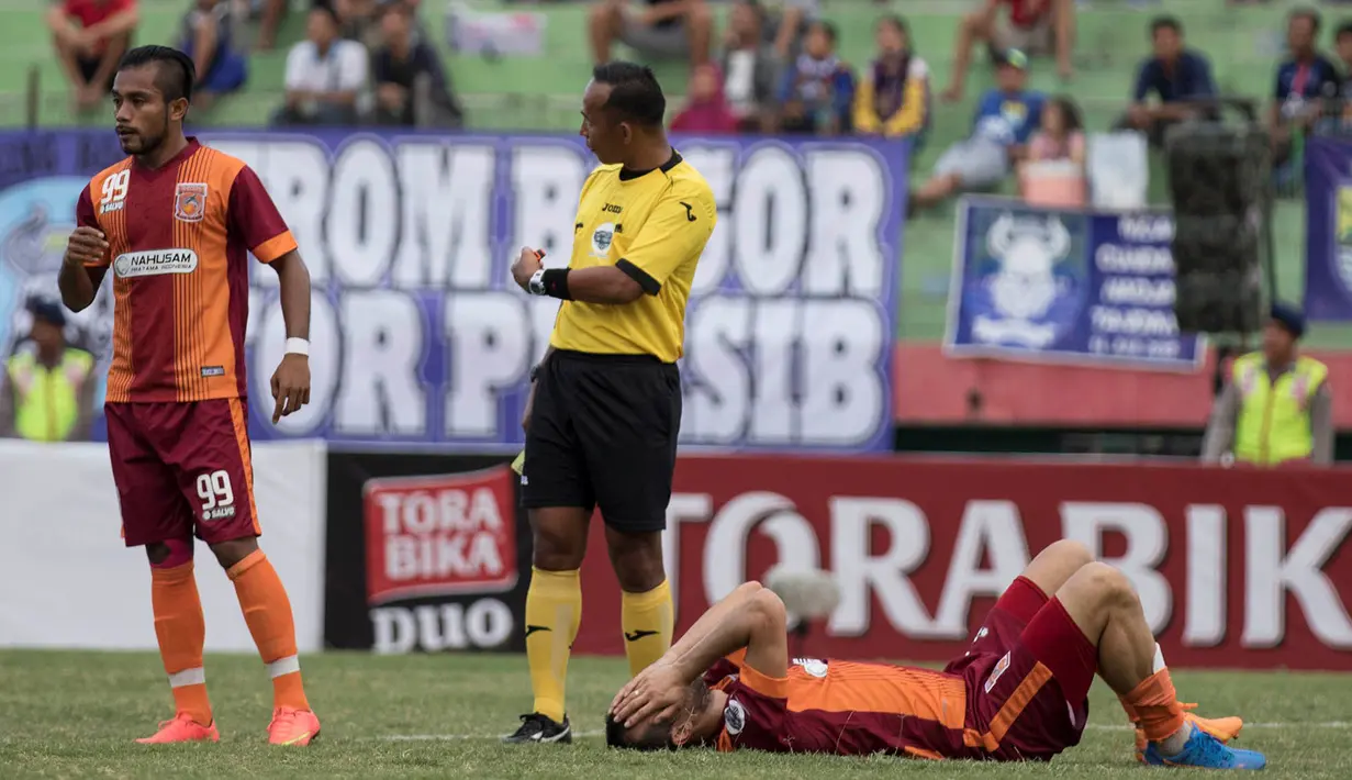 Bek Borneo FC, Goran Gancev terjatuh pada laga Piala Jenderal Sudirman melawan Persela di Stadion Gelora Delta Sidoarjo, Sabtu (21/11/2015). (Bola.com/Vitalis Yogi Trisna)