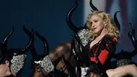 Madonna mengunggah foto mesra antara pria Arab dan Yahudi.