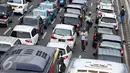 Sejumlah pedagang menjajakan dagangannya di tengah kemacetan kawasan Harmoni, Jakarta, Selasa (19/4). Kemacetan yang semakin parah di Ibukota menjadi keuntungan tersendiri bagi para pedagang asongan untuk mencari nafkah.(Liputan6.com/Immanuel Antonius)