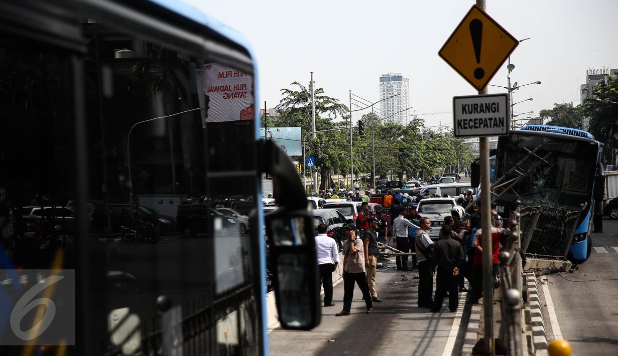 Sebuah bus gandeng TransJakarta menabrak pagar pembatas jalan di Jalan Gunung Sahari, Jakarta, Selasa (6/9). Bus dengan nomor polisi B 7546 IX itu kemudian langsung dievakuasi kepilisian dan Dishubtrans DKI Jakarta. (Liputan6.com/Faizal Fanani)