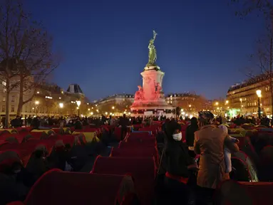 Para migran mendirikan tenda di Republic square, pusat kota Paris, pada Kamis (25/3/2021). Hampir 400 tenda didirikan di alun-aun tersebut untuk menarik perhatian atas kondisi kehidupan mereka dan menuntut akomodasi. (AP Photo/Rafael Yaghobzadeh)