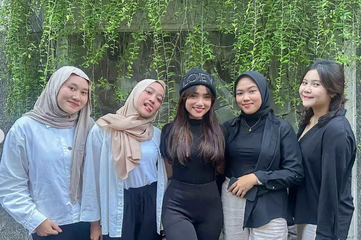 Potret Fuji dan sahabat lamanya (Sumber: Instagram/fuji_an dan Instagram/ghrnsh)