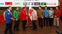 Sekjen PDIP Hasto Kristianto (merah) bersalaman dengan utusan PM Jepang Shinzo Abe di Kantor DPP PDIP, Jakarta, Kamis (18/1). Seluruh utusan PM Jepang mengenakan baju batik dalam pertemuan ini. (Liputan6.com/Angga Yuniar)