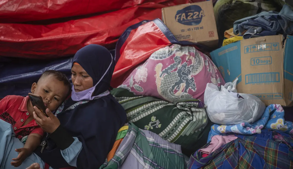 Warga terdampak letusan gunung Semeru mengungsi di tempat penampungan sementara di desa Sumber Wuluh di Lumajang, Jawa Timur, Senin (6/12/2021). Berdasarkan laporan Posko Tanggap Darurat Bencana Gunung Semeru erupsi, total korban jiwa ada sebanyak 15 orang meninggal dunia. (Juni Kriswanto/AFP)
