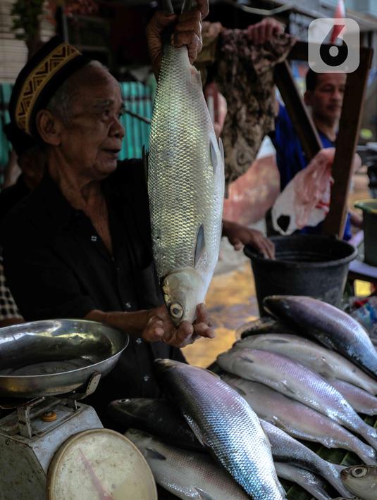 Pedagang menunjukkan ikan bandeng yang dia jual di kawasan Rawa Belong, Jakarta, Selasa (21/1/2020). Bandeng yang biasanya menjadi hidangan khas saat Tahun Baru Imlek tersebut mulai ramai diperdagangkan di Rawa Belong. (Liputan.com/Faizal Fanani)