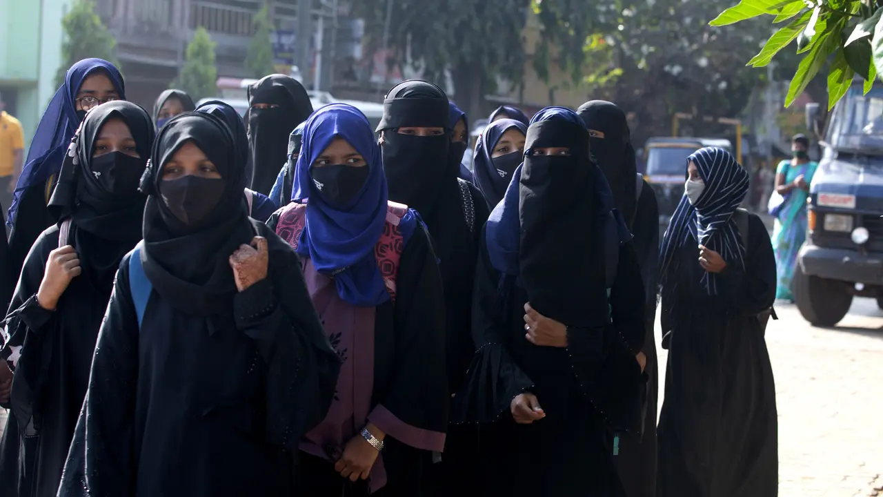Siswi Berhijab Dilarang Masuk Sekolah di India