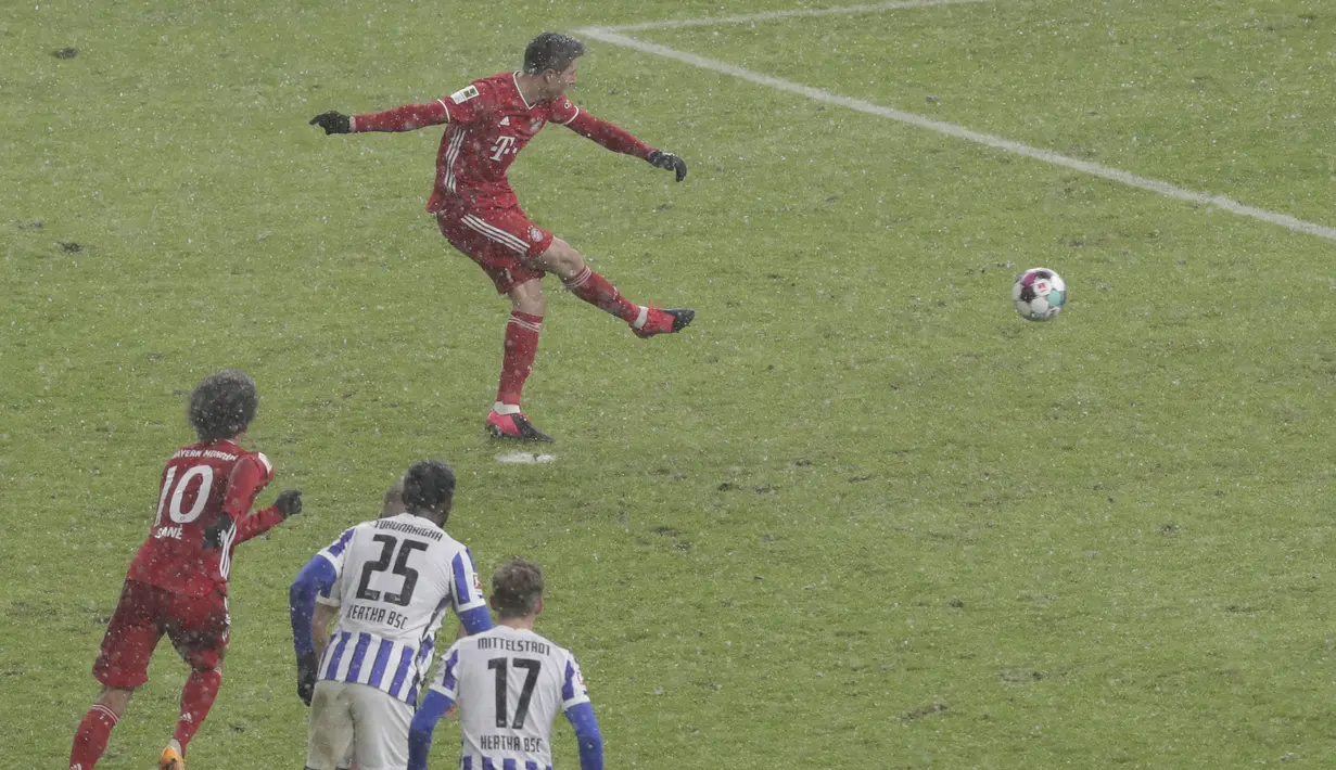 Bayern mendapat hadiah penalti di menit ke-11. Robert Lewandowski, yang maju sebagai eksekutor, gagal mencetak gol setelah bola mampu ditepis Rune Jarstein. (Foto: AP/Pool/Michael Sohn)