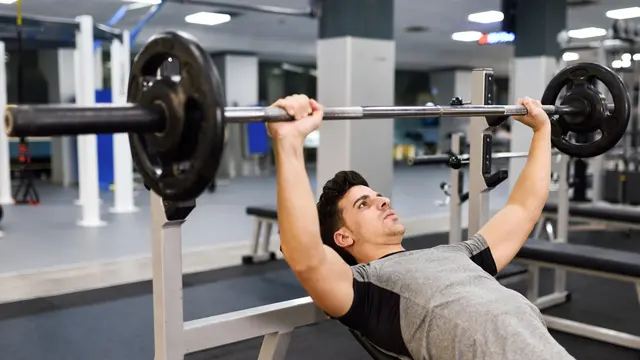 Ilustrasi angkat beban/freepik.com/javi_indy