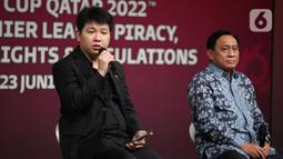 Direktur IEG, Hendy Lim (kiri) menjadi narasumber dalam Press Conference FIFA World Cup 2022 Privacy, Public Viewing Rights & Regulations di Studio 8 Emtek, Jakarta, Kamis (23/6/2022). Bukan itu, saja SCM juga mendapat hak istimewa menayangkan Premier League atau Liga Inggris. (Liputan6.com/Faizal Fanani)