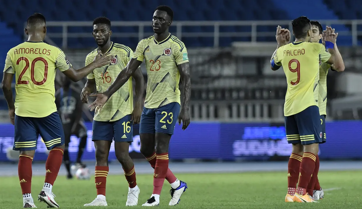 Pemain Kolombia merayakan kemenangan atas Venezuela pada laga kualifikasi Piala Dunia 2022 zona Amerika Selatan di Estadio Metropolitano, Sabtu (10/10/2020) pagi WIB. Kolombia menang 3-0 atas Venezuela. (AFP/Gabriel Aponte/pool)