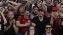 Sejumlah supporter AS Roma menangis saat perayaan perpisahan Francesco Totti di Stadion Olimpico, Roma, Minggu (28/5/2017). Selama 25 tahun Totti berkarier di AS Roma. (AP/Alessandra Tarantino)