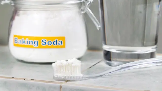 Memutihkan Gigi dengan Campuran Baking Soda dan Buah