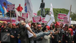 Massa Gerakan Masyarakat Sipil Melawan Kriminalisasi melakukan aksi teaterikal di depan Istana Negara, Jakarta, Kamis (15/10). Mereka menuntut pemerintah segera membatalkan revisi UU KPK dan penetapan RPP tentang pengupahan. (Liputan6.com/Faizal Fanani)