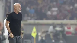 Ekspresi pelatih AC Milan, Stefano Pioli, saat melawan Genoa pada pekan ke-8 Serie A 2023/2024 di Stadion Luigi Ferraris, Minggu (8/10/2023). George Puscas yang mampu menembus pertahanan Milan mempunyai ruang untuk melepas tendangan. Namun Giroud dengan cekatan maju ke depan dan berhasil menangkap bola. (Tano Pecoraro/LaPresse via AP)