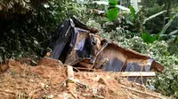 Banjir dan longsor di Kecamatan Pangkalan, Kabupaten 50 Kota, Sumatera Barat, memutus jalur lintas Riau-Sumbar. (Liputan6.com/M Syukur)