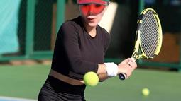 Sebut masih belajar bermain tenis, terlihat ia pun sudah piawan memainkan raket dalam memukul bola tenis yang datang. Saat ini olahraga tenis memang tengah populer di kalangan selebriti yang beberapa waktu belakangan ini viral hingga dibuat sebuah pertandingan persahabatan dengan para artis. (Liputan6.com/IG/@yunishara36)