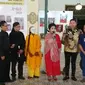 Yani Saptohoedojo diapit pelukis Jeddink pantomimer Jemek Sapardi, Deddy Ratmoyo saat menyampaikan apresiasi dalam pembukaan pameran. (foto: Liputan6.com/edhie prayitno ige)