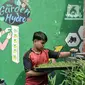 Anggota Karang Taruna RW 04 Kebon Baru saat menanam bibit sayuran hidroponik di Kebun Edukasi, Tebet, Jakarta Selatan, Selasa (19/7/2022). Produk olahan seperti nugget bayam dan jus pakcoy dibanderol Rp 10.000 - Rp 15.000 per kemasan. (merdeka.com/Iqbal S. Nugroho)