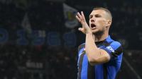 Penyerang Inter Milan, Edin Dzeko berselebrasi usai mencetak gol ke gawang AC Milan pada leg pertama semifinal Liga Champions di stadion San Siro di Milan, Italia, Kamis, 11 Mei 2023. (AP Photo/Antonio Calanni)