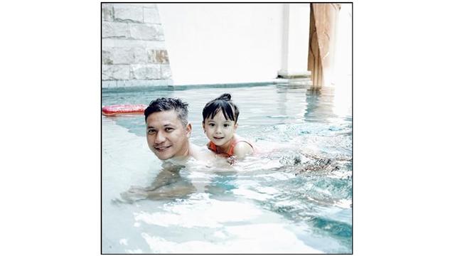 eduanya saling melepas rindu satu sama lain setelah beberapa waktu tak bertemu.