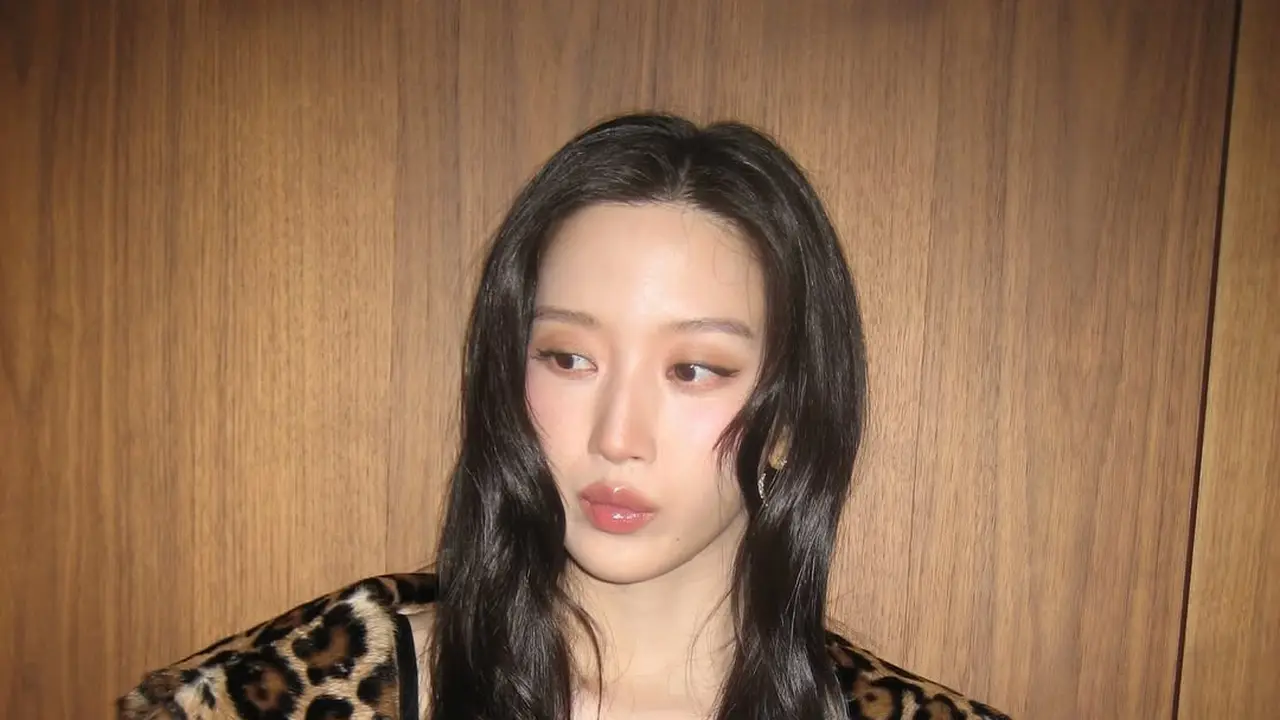Gaya Sensasional Mun Ka Young dengan Bralette & Coat Motif Leopard di Milan Fashion Week