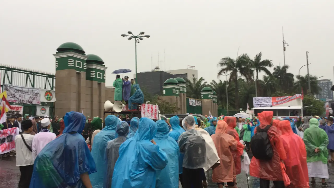 Massa aksi 212 yang tergabung dalam Forum Umat Islam (FUI) mulai mendatangi halaman depan Gedung