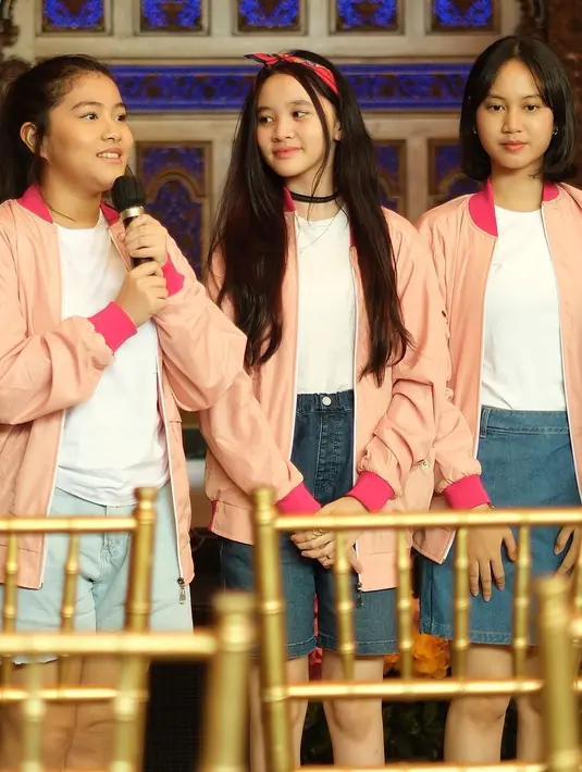 Paras cantik Sydney Azkassyah Yusuf, Song Louisa Mu Khadijah, dan Kana Sybilla Bramantyo tak kalah disorot. Warganet memuji pesona anak-anak selebriti ini yang mewarisi paras menawan orang tua [@zaskiadyamecca].