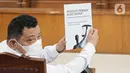Terdakwa Kuat Maruf  menunjukkan dokumen pleidoi pribadi dirinya saat mengikuti sidang lanjutan kasus pembunuhan berencana Brigadir Nofriansyah Yosua Hutabarat atau Brigadir J di Pengadilan Negeri Jakarta Selatan, Jakarta, Selasa (24/1/2023). Kuat menyatakan, dirinya tidak pernah mengetahui adanya perencanaan pembunuhan terhadap Brigadir J yang berlangsung di rumah dinas Duren Tiga, Komplek Perumahan Polri pada Jumat (8/7/2022). (Liputan6.com/Faizal Fanani)