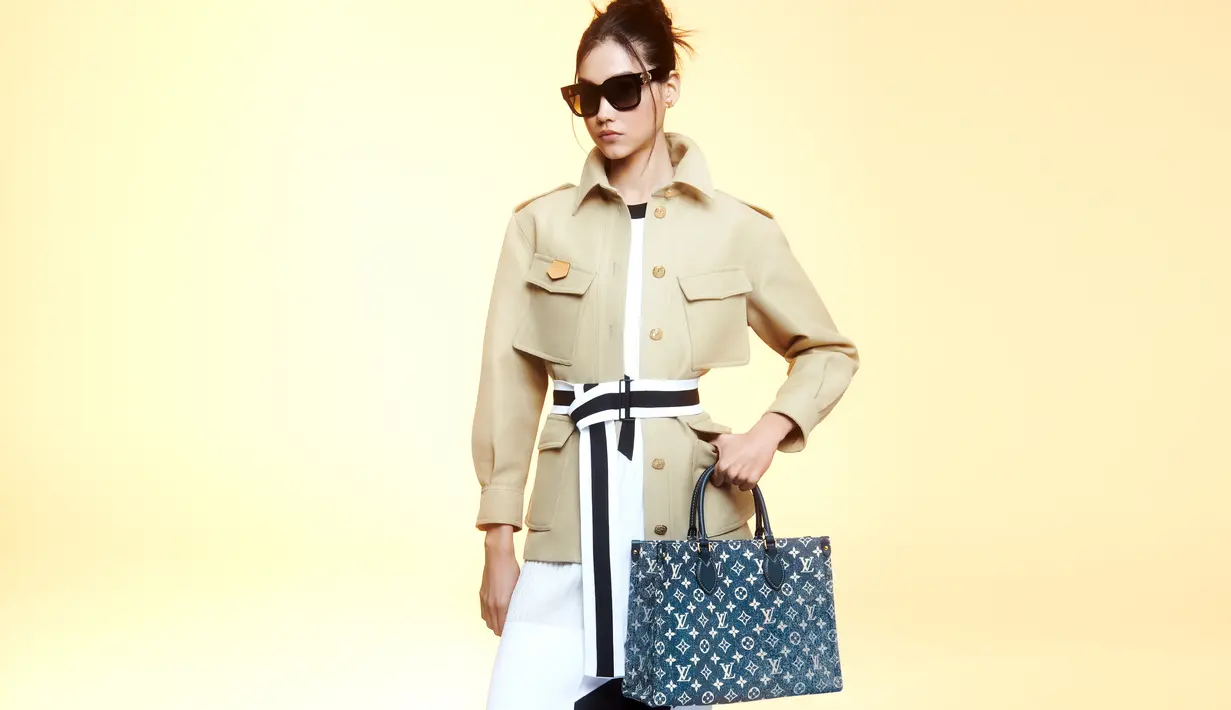 Denim merupakan material pokok dari setiap pakaian yang dimiliki para perempuan termasuk favorit dalam koleksi Louis Vuitton yang dihadirkan kembali dengan motif Monogram. (Foto: Louis Vuitton)