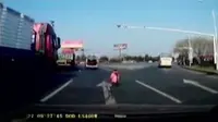 Kakek si balita tak sadar cucunya terjatuh dari mobil.