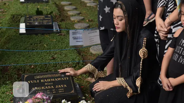 [Bintang] Keluarga di Makam di Julia Perez