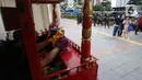 Dalang memainkan wayang potehi di Taman Budaya Dukuh Atas, Jakarta, Jumat (7/2/2020). Pagelaran pertunjukan wayang Tionghoa ini merupakan rangkaian kebudayan imlek yang di gelar oleh Pemprov DKI Jakarta. (Liputan6.com/Angga Yuniar)