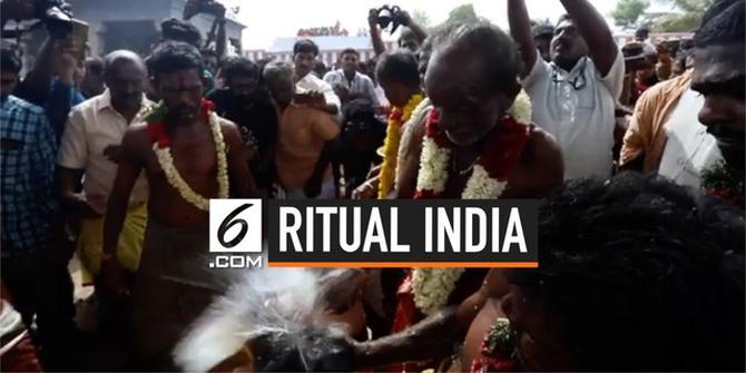 VIDEO: Ritual Pecahkan Kelapa dengan Kepala di India