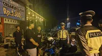 Anggota Satlantas Polres Purbalingga mengamankan terduga pebalap liar saat patroli untuk memberantas premanisme, Sabtu (10/5/1015).